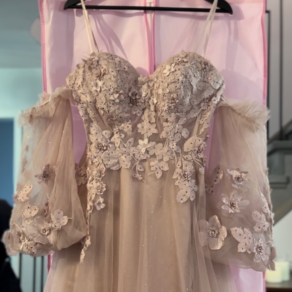 Marla’s Fashion Gown - Picture 1 of 4